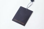 P110 LOUIS VUITTON 压花标识短袖 面料：采用32支双纱精梳棉。 面料：螺纹采用1*1配套索罗娜。 工艺：原版定制1：1LV标识压花模具，同比例尺寸与厚薄度。 本款T恤取材柔软棉布针织，以品牌元素点亮经典设计。肩头缝线和背后的桑蚕丝嵌花标签呈现内外翻转效果，硅质LV标识刺绣再添品牌格 调。 辅料：定制1：1洗水商标 辅料：定制1：1压花标识 尺码：S-M-L-XL 颜色：黑-白-蓝-紫-宝蓝-灰 款号：86224-818