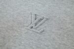P110 LOUIS VUITTON 压花标识短袖 面料：采用32支双纱精梳棉。 面料：螺纹采用1*1配套索罗娜。 工艺：原版定制1：1LV标识压花模具，同比例尺寸与厚薄度。 本款T恤取材柔软棉布针织，以品牌元素点亮经典设计。肩头缝线和背后的桑蚕丝嵌花标签呈现内外翻转效果，硅质LV标识刺绣再添品牌格 调。 辅料：定制1：1洗水商标 辅料：定制1：1压花标识 尺码：S-M-L-XL 颜色：黑-白-蓝-紫-宝蓝-灰 款号：86224-818
