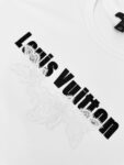 weigou_170759_4_696e1eda80 P110 (女款) LOUIS VUITTON 标识蕾丝花边短袖 定制云缦水柔贡缎棉 ,软糯亲肤,温润如棉。奶雾本白铺陈成衣基底,粗粝立体的炭黑字利落点睛,黑白撞色诠释极简主义。 经典刺绣路易威登标识定格视觉主线,硬朗利落的字母轮廓承袭品牌标志性辨识度;同调花卉蕾丝花边则穿插其间,晕染法式浪漫,刚柔对撞勾勒独特层次。采取圆领直身箱型版型,恰到好处的领深修饰肩颈比例,藏肉显瘦。邂逅蕾丝浪漫,细节自成格调。 1.进口机刺绣工艺 使用先进的计算机控制系统和精密的机械部件,精密打造路易威登标识徽标刺绣,精度高、线条流畅而细腻。 2.酵洗处理 面料都经过酵洗,手感质感更佳,不易变形,不易缩水、不易褪色,保持长久的美观。 辅料: 定制1:1 LV 蕾丝花边 定制1:1 LV 商标 版型: 宽松版型 尺码: S M L 款号: DD146