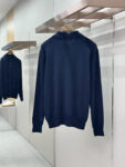 P230 LOUIS VUITTON 革标polo长衫 ●原版：16300购入开发 ●货号：1681738-A45 ●面料：羊毛混纺面料 ●工艺：针织制作 ●颜色：藏蓝色 ●版型：合身版型 ●克重：约250克 ●尺码：S-M-L-XL ●描述：本款短袖衫采用245羊毛混纺，由14针1条纱加1条弹力丝织片，20针盘缝合。织片时间90分钟，洗水后需先将胸贴烫过以后再打的扣子，这样会平整美观，打好扣之后还需绣花制作。 为细腻丝毛混纺针织渲染沉稳色调，以刺绣和皮革标识贴饰分饰左侧下摆和背后。可为商务着装注入学院风范，亦可与精裁单品或休闲裤共筑摩登造型。整体走线平直细腻，面料舒适柔软，颜色一致无色差 能与同款搭配营造时尚造型，驾驭各种场合，定制辅料，三标齐全，男女同款！