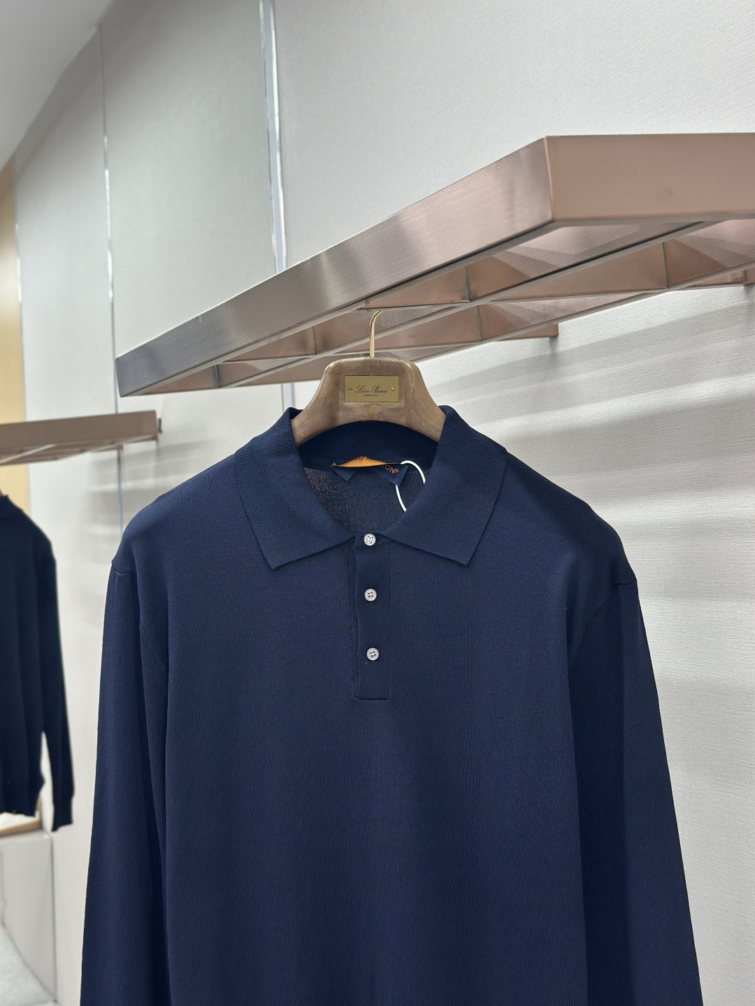 P230 LOUIS VUITTON 革标polo长衫 ●原版：16300购入开发 ●货号：1681738-A45 ●面料：羊毛混纺面料 ●工艺：针织制作 ●颜色：藏蓝色 ●版型：合身版型 ●克重：约250克 ●尺码：S-M-L-XL ●描述：本款短袖衫采用245羊毛混纺，由14针1条纱加1条弹力丝织片，20针盘缝合。织片时间90分钟，洗水后需先将胸贴烫过以后再打的扣子，这样会平整美观，打好扣之后还需绣花制作。 为细腻丝毛混纺针织渲染沉稳色调，以刺绣和皮革标识贴饰分饰左侧下摆和背后。可为商务着装注入学院风范，亦可与精裁单品或休闲裤共筑摩登造型。整体走线平直细腻，面料舒适柔软，颜色一致无色差 能与同款搭配营造时尚造型，驾驭各种场合，定制辅料，三标齐全，男女同款！