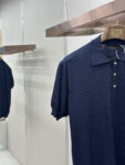 P155 LOUIS VUITTON 革标polo衫 ●原版：11300购入开发 ●货号：1681738-A45 ●面料：羊毛混纺面料 ●工艺：针织制作 ●颜色：藏蓝色 ●版型：合身版型 ●克重：约250克 ●尺码：S-M-L-XL ●描述：本款短袖衫采用245羊毛混纺，由14针1条纱加1条弹力丝织片，20针盘缝合。织片时间90分钟，洗水后需先将胸贴烫过以后再打的扣子，这样会平整美观，打好扣之后还需绣花制作。 为细腻丝毛混纺针织渲染沉稳色调，以刺绣和皮革标识贴饰分饰左侧下摆和背后。可为商务着装注入学院风范，亦可与精裁单品或休闲裤共筑摩登造型。整体走线平直细腻，面料舒适柔软，颜色一致无色差 能与同款搭配营造时尚造型，驾驭各种场合，定制辅料，三标齐全，男女同款！“”BB65