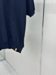 P155 LOUIS VUITTON 革标polo衫 ●原版：11300购入开发 ●货号：1681738-A45 ●面料：羊毛混纺面料 ●工艺：针织制作 ●颜色：藏蓝色 ●版型：合身版型 ●克重：约250克 ●尺码：S-M-L-XL ●描述：本款短袖衫采用245羊毛混纺，由14针1条纱加1条弹力丝织片，20针盘缝合。织片时间90分钟，洗水后需先将胸贴烫过以后再打的扣子，这样会平整美观，打好扣之后还需绣花制作。 为细腻丝毛混纺针织渲染沉稳色调，以刺绣和皮革标识贴饰分饰左侧下摆和背后。可为商务着装注入学院风范，亦可与精裁单品或休闲裤共筑摩登造型。整体走线平直细腻，面料舒适柔软，颜色一致无色差 能与同款搭配营造时尚造型，驾驭各种场合，定制辅料，三标齐全，男女同款！“”BB65