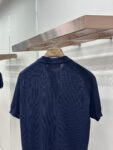 P155 LOUIS VUITTON 革标polo衫 ●原版：11300购入开发 ●货号：1681738-A45 ●面料：羊毛混纺面料 ●工艺：针织制作 ●颜色：藏蓝色 ●版型：合身版型 ●克重：约250克 ●尺码：S-M-L-XL ●描述：本款短袖衫采用245羊毛混纺，由14针1条纱加1条弹力丝织片，20针盘缝合。织片时间90分钟，洗水后需先将胸贴烫过以后再打的扣子，这样会平整美观，打好扣之后还需绣花制作。 为细腻丝毛混纺针织渲染沉稳色调，以刺绣和皮革标识贴饰分饰左侧下摆和背后。可为商务着装注入学院风范，亦可与精裁单品或休闲裤共筑摩登造型。整体走线平直细腻，面料舒适柔软，颜色一致无色差 能与同款搭配营造时尚造型，驾驭各种场合，定制辅料，三标齐全，男女同款！“”BB65