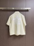 weigou_170816_1_383713a37d P215 LV 桑蚕丝混纺短袖衬衫,本品采用桑蚕丝混纺梭织面料,经预缩与抗皱处理,布面带有细腻竖条肌理,触感清凉顺滑,兼具蚕丝的亲肤透气与棉的挺括耐用,适配夏季穿着。经典翻领采用平车包边工艺,线条利落挺括,贴合颈部曲线;门襟采用金属纽扣设计,牢固耐用,开合顺畅。胸前贴袋搭配真皮皮标装饰,皮质温润细腻,压印标识精致考究;后背字母与标识采用胶印工艺,油墨饱满厚实,边缘清晰锐利,经多次水洗测试无开裂脱落风险。肩部与侧缝采用双线缝合,走线均匀细密,衣身采用宽松落肩剪裁,适配多元身形。成衣经过预洗定型,米白色调柔和干净,兼具轻奢格调与日常实用性,适配通勤、休闲等多种穿搭场景。整体走线平直细腻,面料舒适柔软,颜色一致无色差 能与同款搭配营造时尚造型,驾驭各种场合,定制辅料,三标齐全,男女同款!尺码:S-XL S码 衣长70 胸围118 肩宽50 袖长 M码 衣长 胸围122 肩宽51 袖长28 L码 衣长73 胸围126 肩宽52 袖长 XL码 衣长 胸围130 肩宽53 袖长29“”BB61