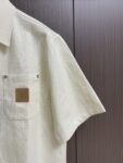 weigou_170816_3_d2609f212a P215 LV 桑蚕丝混纺短袖衬衫,本品采用桑蚕丝混纺梭织面料,经预缩与抗皱处理,布面带有细腻竖条肌理,触感清凉顺滑,兼具蚕丝的亲肤透气与棉的挺括耐用,适配夏季穿着。经典翻领采用平车包边工艺,线条利落挺括,贴合颈部曲线;门襟采用金属纽扣设计,牢固耐用,开合顺畅。胸前贴袋搭配真皮皮标装饰,皮质温润细腻,压印标识精致考究;后背字母与标识采用胶印工艺,油墨饱满厚实,边缘清晰锐利,经多次水洗测试无开裂脱落风险。肩部与侧缝采用双线缝合,走线均匀细密,衣身采用宽松落肩剪裁,适配多元身形。成衣经过预洗定型,米白色调柔和干净,兼具轻奢格调与日常实用性,适配通勤、休闲等多种穿搭场景。整体走线平直细腻,面料舒适柔软,颜色一致无色差 能与同款搭配营造时尚造型,驾驭各种场合,定制辅料,三标齐全,男女同款!尺码:S-XL S码 衣长70 胸围118 肩宽50 袖长 M码 衣长 胸围122 肩宽51 袖长28 L码 衣长73 胸围126 肩宽52 袖长 XL码 衣长 胸围130 肩宽53 袖长29“”BB61