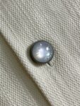 weigou_170816_4_814e6493f8 P215 LV 桑蚕丝混纺短袖衬衫,本品采用桑蚕丝混纺梭织面料,经预缩与抗皱处理,布面带有细腻竖条肌理,触感清凉顺滑,兼具蚕丝的亲肤透气与棉的挺括耐用,适配夏季穿着。经典翻领采用平车包边工艺,线条利落挺括,贴合颈部曲线;门襟采用金属纽扣设计,牢固耐用,开合顺畅。胸前贴袋搭配真皮皮标装饰,皮质温润细腻,压印标识精致考究;后背字母与标识采用胶印工艺,油墨饱满厚实,边缘清晰锐利,经多次水洗测试无开裂脱落风险。肩部与侧缝采用双线缝合,走线均匀细密,衣身采用宽松落肩剪裁,适配多元身形。成衣经过预洗定型,米白色调柔和干净,兼具轻奢格调与日常实用性,适配通勤、休闲等多种穿搭场景。整体走线平直细腻,面料舒适柔软,颜色一致无色差 能与同款搭配营造时尚造型,驾驭各种场合,定制辅料,三标齐全,男女同款!尺码:S-XL S码 衣长70 胸围118 肩宽50 袖长 M码 衣长 胸围122 肩宽51 袖长28 L码 衣长73 胸围126 肩宽52 袖长 XL码 衣长 胸围130 肩宽53 袖长29“”BB61
