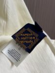 weigou_170816_5_286719ebdb P215 LV 桑蚕丝混纺短袖衬衫,本品采用桑蚕丝混纺梭织面料,经预缩与抗皱处理,布面带有细腻竖条肌理,触感清凉顺滑,兼具蚕丝的亲肤透气与棉的挺括耐用,适配夏季穿着。经典翻领采用平车包边工艺,线条利落挺括,贴合颈部曲线;门襟采用金属纽扣设计,牢固耐用,开合顺畅。胸前贴袋搭配真皮皮标装饰,皮质温润细腻,压印标识精致考究;后背字母与标识采用胶印工艺,油墨饱满厚实,边缘清晰锐利,经多次水洗测试无开裂脱落风险。肩部与侧缝采用双线缝合,走线均匀细密,衣身采用宽松落肩剪裁,适配多元身形。成衣经过预洗定型,米白色调柔和干净,兼具轻奢格调与日常实用性,适配通勤、休闲等多种穿搭场景。整体走线平直细腻,面料舒适柔软,颜色一致无色差 能与同款搭配营造时尚造型,驾驭各种场合,定制辅料,三标齐全,男女同款!尺码:S-XL S码 衣长70 胸围118 肩宽50 袖长 M码 衣长 胸围122 肩宽51 袖长28 L码 衣长73 胸围126 肩宽52 袖长 XL码 衣长 胸围130 肩宽53 袖长29“”BB61