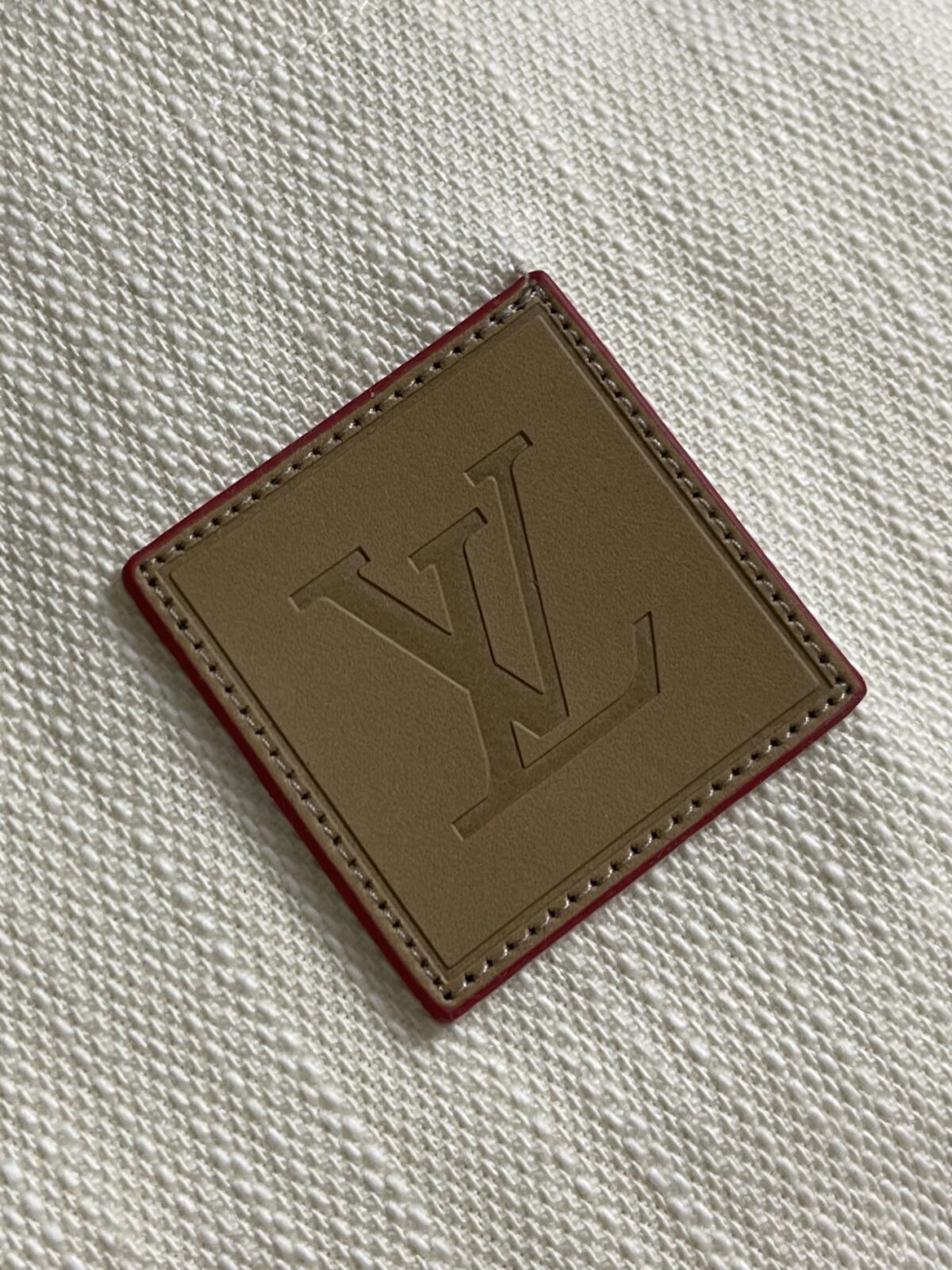 weigou_170816_7_11b2a2c87d P215 LV 桑蚕丝混纺短袖衬衫,本品采用桑蚕丝混纺梭织面料,经预缩与抗皱处理,布面带有细腻竖条肌理,触感清凉顺滑,兼具蚕丝的亲肤透气与棉的挺括耐用,适配夏季穿着。经典翻领采用平车包边工艺,线条利落挺括,贴合颈部曲线;门襟采用金属纽扣设计,牢固耐用,开合顺畅。胸前贴袋搭配真皮皮标装饰,皮质温润细腻,压印标识精致考究;后背字母与标识采用胶印工艺,油墨饱满厚实,边缘清晰锐利,经多次水洗测试无开裂脱落风险。肩部与侧缝采用双线缝合,走线均匀细密,衣身采用宽松落肩剪裁,适配多元身形。成衣经过预洗定型,米白色调柔和干净,兼具轻奢格调与日常实用性,适配通勤、休闲等多种穿搭场景。整体走线平直细腻,面料舒适柔软,颜色一致无色差 能与同款搭配营造时尚造型,驾驭各种场合,定制辅料,三标齐全,男女同款!尺码:S-XL S码 衣长70 胸围118 肩宽50 袖长 M码 衣长 胸围122 肩宽51 袖长28 L码 衣长73 胸围126 肩宽52 袖长 XL码 衣长 胸围130 肩宽53 袖长29“”BB61