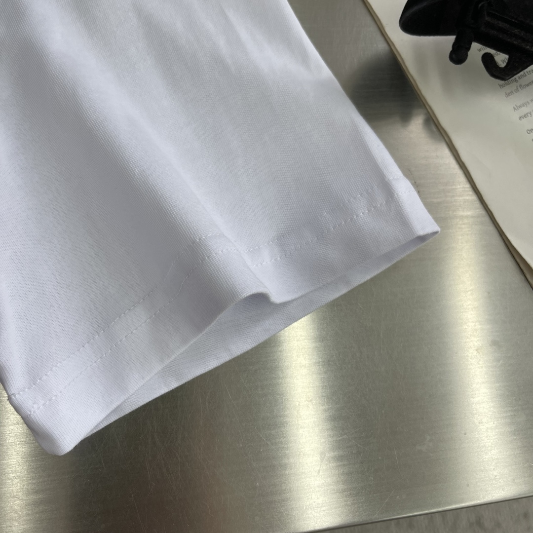 P115 -驴牌 标识牛仔短袖 定制奢光丝滑棉 丝滑软糯 舒适亲肤 以云絮暮雪白为底 似初雪覆于云巅 自带奢雅留白的清贵气场 胸前Vuitto*手写体牛仔贴饰 以手工做旧毛边肌理 凝萃英伦复古奢雅之韵 背后Marque L.Vuitton Deposee标识梭织贴饰 低语品牌百年底蕴 于无声处尽显矜贵气场 采用进口机缝制工艺 使用先进的计算机控制系统和精密的机械部件 实现Vuitto* 贴饰缝制作业 精度高 线条流畅而细腻 面料都经过酵洗 手感质感更佳 不易变形 不易缩水 不易褪色 保持长久的美观 尺码： S M L XL 衣长 67 70 胸围 106 110 114 118 肩宽 49 51 53 55“”BB61