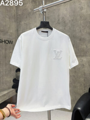 P90 高品质 重工艺 LV 26ss新款刺绣工艺logo字母短袖 重工艺 面料- 采用270克双股精梳棉面料.索罗纳螺纹订织订染国标一级面料 辅料：官网原版三标logo 尺码： S - XXL 颜色：白色 黑色 玫红 荣光绿