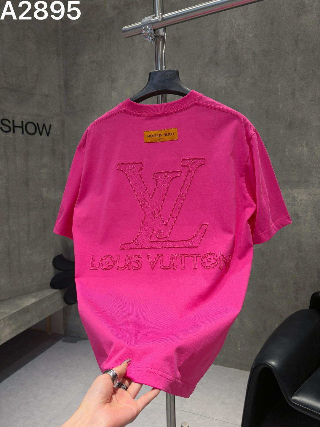 P90 高品质 重工艺 LV 26ss新款刺绣工艺logo字母短袖 重工艺 面料- 采用270克双股精梳棉面料.索罗纳螺纹订织订染国标一级面料 辅料：官网原版三标logo 尺码： S - XXL 颜色：白色 黑色 玫红 荣光绿