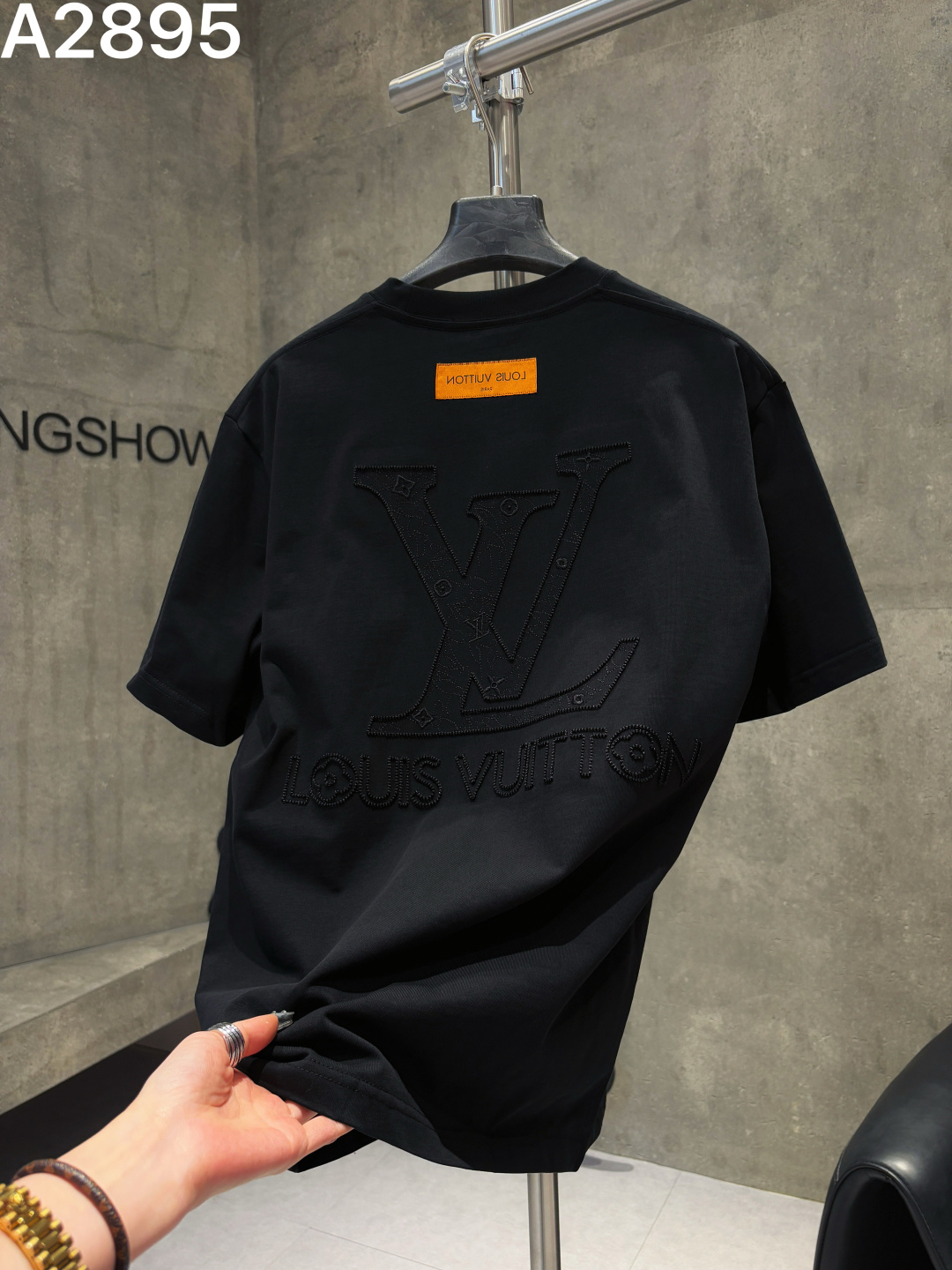P90 高品质 重工艺 LV 26ss新款刺绣工艺logo字母短袖 重工艺 面料- 采用270克双股精梳棉面料.索罗纳螺纹订织订染国标一级面料 辅料：官网原版三标logo 尺码： S - XXL 颜色：白色 黑色 玫红 荣光绿