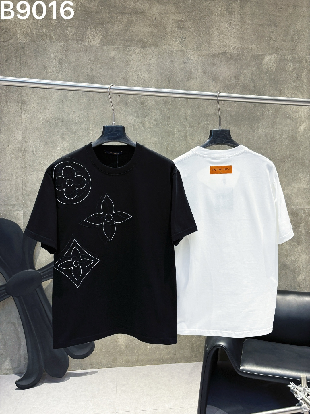 P85 高品质 重工艺 LV 26ss新款刺绣工艺logo字母短袖 重工艺 面料- 采用270克双股精梳棉面料.索罗纳螺纹订织订染国标一级面料 辅料：官网原版三标logo 尺码： S - XXL 颜色：白色 黑色
