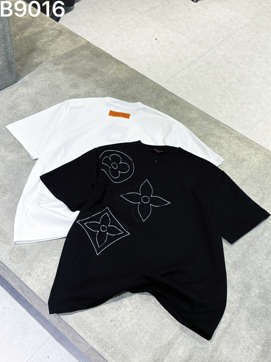 P85 高品质 重工艺 LV 26ss新款刺绣工艺logo字母短袖 重工艺 面料- 采用270克双股精梳棉面料.索罗纳螺纹订织订染国标一级面料 辅料：官网原版三标logo 尺码： S - XXL 颜色：白色 黑色