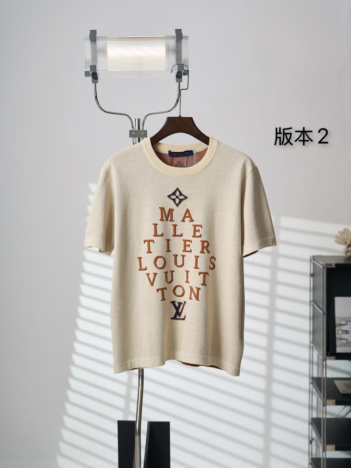 P150 【实物挂拍】LV/路易威登 字母提花标识针织圆领短袖（版本2） 【现货】S M L XL 正品8500购入开发，定染40支精疏棉纱，采用德国进口（SOTO）16织机，毛料提花，毛料酵洗，定制1：1商标，合身版型 建议手洗（本产品为毛料织造而成不易机洗）
