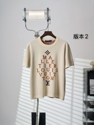 P150 【实物挂拍】LV/路易威登 字母提花标识针织圆领短袖（版本2） 【现货】S M L XL 正品8500购入开发，定染40支精疏棉纱，采用德国进口（SOTO）16织机，毛料提花，毛料酵洗，定制1：1商标，合身版型 建议手洗（本产品为毛料织造而成不易机洗）