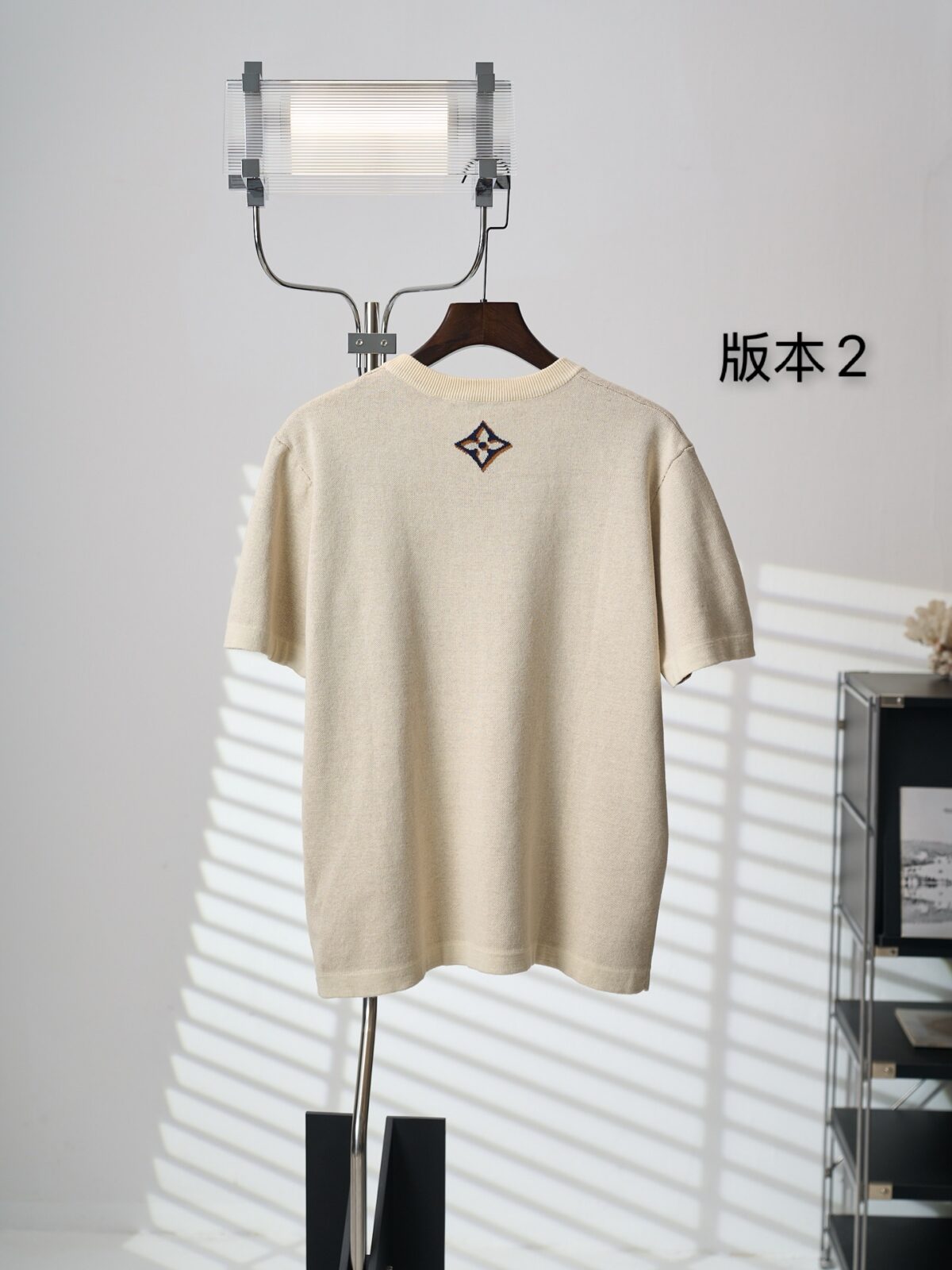 P150 【实物挂拍】LV/路易威登 字母提花标识针织圆领短袖（版本2） 【现货】S M L XL 正品8500购入开发，定染40支精疏棉纱，采用德国进口（SOTO）16织机，毛料提花，毛料酵洗，定制1：1商标，合身版型 建议手洗（本产品为毛料织造而成不易机洗）