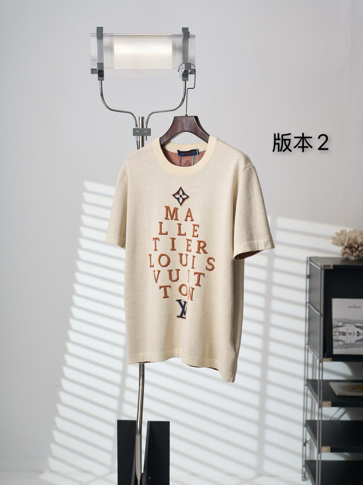 P150 【实物挂拍】LV/路易威登 字母提花标识针织圆领短袖（版本2） 【现货】S M L XL 正品8500购入开发，定染40支精疏棉纱，采用德国进口（SOTO）16织机，毛料提花，毛料酵洗，定制1：1商标，合身版型 建议手洗（本产品为毛料织造而成不易机洗）