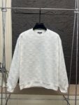 weigou_170998_0_2c40b9d07c P125 区别市面通货LV纯棉450克重工满身烧花工艺情侣款圆领卫 S M L XL XXL ✅本市场No.1的质量 真正天花板品质 ✅全部原版开发注意细节图 避免被盗图商家混发 ✅正确380克定织定染毛圈面料 柔软舒适 ✅正确进口材料绣花线 日本田岛万针重工刺绣机 字母清晰立体饱满 ✅螺纹定染无色差 超重工艺 区别市场通货 这里解释一下为什么我比别人贵一点, 1.看似是简单的印花或绣花 其实一点都不简单 10000%进口机还原 不是嘴上说 欢迎对比同行 2.每款均为公司出品 细节做工面料均和正品一致. 保证和专柜无色差. 复刻不可怕 谁假谁尴尬。复刻不丢人 复刻还买不到正确版本才丢人。 3.注意螺纹领口均为原领口 高包裹度 领口宽度和柜柜精确到毫米 厚领口不易变形 高档货领口孤独都是还原柜柜 区别世面大领口普通垃圾短袖印个印花 上身锁骨都漏出来 就敢自称高版本 麻烦长长心吧 买过正品或者见过正品的客户 再拿我家货 都会回头下单 这就是质量 这就是品质 4.不同款式水洗麦主麦包括进口麦的颜色与编码都不一样 真正还原柜台 众所周知 每个季度的领标上英文或者颜色都不一样 区别世面清一色通货主麦水洗麦的快餐货 5.注意做工 领口处针脚 无折叠 顺畅自然没重叠线 真正还原 这是多少人都做不到的 6.面料采用380克专用面料没人可以做的比我家更好 和市面上的普通版本真的没办法比 尊重一下 好歹也是正品几千元的东西 真的别去穿地摊货质量 7.做工全方位还原 包装全方位还原 成本巨高 8. 我在这里作出保证这是你能找到的最高品质 尺码:S-XXL (正确版本尺码很大)
