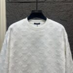 weigou_170998_2_92321a6e80 P125 区别市面通货LV纯棉450克重工满身烧花工艺情侣款圆领卫 S M L XL XXL ✅本市场No.1的质量 真正天花板品质 ✅全部原版开发注意细节图 避免被盗图商家混发 ✅正确380克定织定染毛圈面料 柔软舒适 ✅正确进口材料绣花线 日本田岛万针重工刺绣机 字母清晰立体饱满 ✅螺纹定染无色差 超重工艺 区别市场通货 这里解释一下为什么我比别人贵一点, 1.看似是简单的印花或绣花 其实一点都不简单 10000%进口机还原 不是嘴上说 欢迎对比同行 2.每款均为公司出品 细节做工面料均和正品一致. 保证和专柜无色差. 复刻不可怕 谁假谁尴尬。复刻不丢人 复刻还买不到正确版本才丢人。 3.注意螺纹领口均为原领口 高包裹度 领口宽度和柜柜精确到毫米 厚领口不易变形 高档货领口孤独都是还原柜柜 区别世面大领口普通垃圾短袖印个印花 上身锁骨都漏出来 就敢自称高版本 麻烦长长心吧 买过正品或者见过正品的客户 再拿我家货 都会回头下单 这就是质量 这就是品质 4.不同款式水洗麦主麦包括进口麦的颜色与编码都不一样 真正还原柜台 众所周知 每个季度的领标上英文或者颜色都不一样 区别世面清一色通货主麦水洗麦的快餐货 5.注意做工 领口处针脚 无折叠 顺畅自然没重叠线 真正还原 这是多少人都做不到的 6.面料采用380克专用面料没人可以做的比我家更好 和市面上的普通版本真的没办法比 尊重一下 好歹也是正品几千元的东西 真的别去穿地摊货质量 7.做工全方位还原 包装全方位还原 成本巨高 8. 我在这里作出保证这是你能找到的最高品质 尺码:S-XXL (正确版本尺码很大)