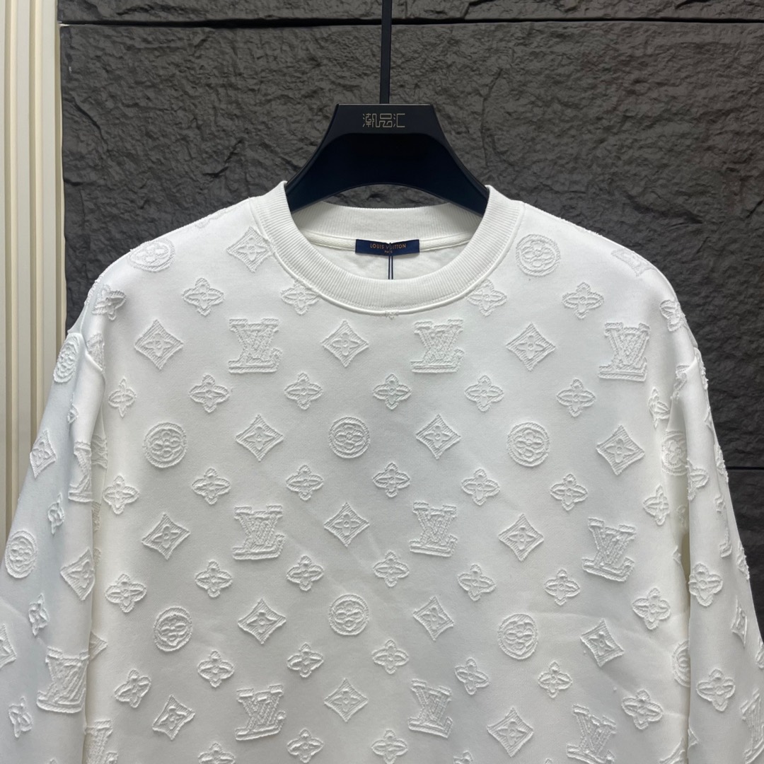weigou_170998_2_92321a6e80 P125 区别市面通货LV纯棉450克重工满身烧花工艺情侣款圆领卫 S M L XL XXL ✅本市场No.1的质量 真正天花板品质 ✅全部原版开发注意细节图 避免被盗图商家混发 ✅正确380克定织定染毛圈面料 柔软舒适 ✅正确进口材料绣花线 日本田岛万针重工刺绣机 字母清晰立体饱满 ✅螺纹定染无色差 超重工艺 区别市场通货 这里解释一下为什么我比别人贵一点, 1.看似是简单的印花或绣花 其实一点都不简单 10000%进口机还原 不是嘴上说 欢迎对比同行 2.每款均为公司出品 细节做工面料均和正品一致. 保证和专柜无色差. 复刻不可怕 谁假谁尴尬。复刻不丢人 复刻还买不到正确版本才丢人。 3.注意螺纹领口均为原领口 高包裹度 领口宽度和柜柜精确到毫米 厚领口不易变形 高档货领口孤独都是还原柜柜 区别世面大领口普通垃圾短袖印个印花 上身锁骨都漏出来 就敢自称高版本 麻烦长长心吧 买过正品或者见过正品的客户 再拿我家货 都会回头下单 这就是质量 这就是品质 4.不同款式水洗麦主麦包括进口麦的颜色与编码都不一样 真正还原柜台 众所周知 每个季度的领标上英文或者颜色都不一样 区别世面清一色通货主麦水洗麦的快餐货 5.注意做工 领口处针脚 无折叠 顺畅自然没重叠线 真正还原 这是多少人都做不到的 6.面料采用380克专用面料没人可以做的比我家更好 和市面上的普通版本真的没办法比 尊重一下 好歹也是正品几千元的东西 真的别去穿地摊货质量 7.做工全方位还原 包装全方位还原 成本巨高 8. 我在这里作出保证这是你能找到的最高品质 尺码:S-XXL (正确版本尺码很大)
