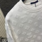 weigou_170998_4_62799f0c99 P125 区别市面通货LV纯棉450克重工满身烧花工艺情侣款圆领卫 S M L XL XXL ✅本市场No.1的质量 真正天花板品质 ✅全部原版开发注意细节图 避免被盗图商家混发 ✅正确380克定织定染毛圈面料 柔软舒适 ✅正确进口材料绣花线 日本田岛万针重工刺绣机 字母清晰立体饱满 ✅螺纹定染无色差 超重工艺 区别市场通货 这里解释一下为什么我比别人贵一点, 1.看似是简单的印花或绣花 其实一点都不简单 10000%进口机还原 不是嘴上说 欢迎对比同行 2.每款均为公司出品 细节做工面料均和正品一致. 保证和专柜无色差. 复刻不可怕 谁假谁尴尬。复刻不丢人 复刻还买不到正确版本才丢人。 3.注意螺纹领口均为原领口 高包裹度 领口宽度和柜柜精确到毫米 厚领口不易变形 高档货领口孤独都是还原柜柜 区别世面大领口普通垃圾短袖印个印花 上身锁骨都漏出来 就敢自称高版本 麻烦长长心吧 买过正品或者见过正品的客户 再拿我家货 都会回头下单 这就是质量 这就是品质 4.不同款式水洗麦主麦包括进口麦的颜色与编码都不一样 真正还原柜台 众所周知 每个季度的领标上英文或者颜色都不一样 区别世面清一色通货主麦水洗麦的快餐货 5.注意做工 领口处针脚 无折叠 顺畅自然没重叠线 真正还原 这是多少人都做不到的 6.面料采用380克专用面料没人可以做的比我家更好 和市面上的普通版本真的没办法比 尊重一下 好歹也是正品几千元的东西 真的别去穿地摊货质量 7.做工全方位还原 包装全方位还原 成本巨高 8. 我在这里作出保证这是你能找到的最高品质 尺码:S-XXL (正确版本尺码很大)