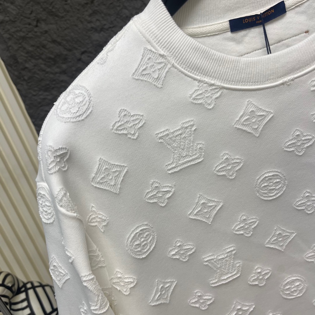 weigou_170998_4_62799f0c99 P125 区别市面通货LV纯棉450克重工满身烧花工艺情侣款圆领卫 S M L XL XXL ✅本市场No.1的质量 真正天花板品质 ✅全部原版开发注意细节图 避免被盗图商家混发 ✅正确380克定织定染毛圈面料 柔软舒适 ✅正确进口材料绣花线 日本田岛万针重工刺绣机 字母清晰立体饱满 ✅螺纹定染无色差 超重工艺 区别市场通货 这里解释一下为什么我比别人贵一点, 1.看似是简单的印花或绣花 其实一点都不简单 10000%进口机还原 不是嘴上说 欢迎对比同行 2.每款均为公司出品 细节做工面料均和正品一致. 保证和专柜无色差. 复刻不可怕 谁假谁尴尬。复刻不丢人 复刻还买不到正确版本才丢人。 3.注意螺纹领口均为原领口 高包裹度 领口宽度和柜柜精确到毫米 厚领口不易变形 高档货领口孤独都是还原柜柜 区别世面大领口普通垃圾短袖印个印花 上身锁骨都漏出来 就敢自称高版本 麻烦长长心吧 买过正品或者见过正品的客户 再拿我家货 都会回头下单 这就是质量 这就是品质 4.不同款式水洗麦主麦包括进口麦的颜色与编码都不一样 真正还原柜台 众所周知 每个季度的领标上英文或者颜色都不一样 区别世面清一色通货主麦水洗麦的快餐货 5.注意做工 领口处针脚 无折叠 顺畅自然没重叠线 真正还原 这是多少人都做不到的 6.面料采用380克专用面料没人可以做的比我家更好 和市面上的普通版本真的没办法比 尊重一下 好歹也是正品几千元的东西 真的别去穿地摊货质量 7.做工全方位还原 包装全方位还原 成本巨高 8. 我在这里作出保证这是你能找到的最高品质 尺码:S-XXL (正确版本尺码很大)