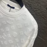 weigou_170998_5_5a7ee041c2 P125 区别市面通货LV纯棉450克重工满身烧花工艺情侣款圆领卫 S M L XL XXL ✅本市场No.1的质量 真正天花板品质 ✅全部原版开发注意细节图 避免被盗图商家混发 ✅正确380克定织定染毛圈面料 柔软舒适 ✅正确进口材料绣花线 日本田岛万针重工刺绣机 字母清晰立体饱满 ✅螺纹定染无色差 超重工艺 区别市场通货 这里解释一下为什么我比别人贵一点, 1.看似是简单的印花或绣花 其实一点都不简单 10000%进口机还原 不是嘴上说 欢迎对比同行 2.每款均为公司出品 细节做工面料均和正品一致. 保证和专柜无色差. 复刻不可怕 谁假谁尴尬。复刻不丢人 复刻还买不到正确版本才丢人。 3.注意螺纹领口均为原领口 高包裹度 领口宽度和柜柜精确到毫米 厚领口不易变形 高档货领口孤独都是还原柜柜 区别世面大领口普通垃圾短袖印个印花 上身锁骨都漏出来 就敢自称高版本 麻烦长长心吧 买过正品或者见过正品的客户 再拿我家货 都会回头下单 这就是质量 这就是品质 4.不同款式水洗麦主麦包括进口麦的颜色与编码都不一样 真正还原柜台 众所周知 每个季度的领标上英文或者颜色都不一样 区别世面清一色通货主麦水洗麦的快餐货 5.注意做工 领口处针脚 无折叠 顺畅自然没重叠线 真正还原 这是多少人都做不到的 6.面料采用380克专用面料没人可以做的比我家更好 和市面上的普通版本真的没办法比 尊重一下 好歹也是正品几千元的东西 真的别去穿地摊货质量 7.做工全方位还原 包装全方位还原 成本巨高 8. 我在这里作出保证这是你能找到的最高品质 尺码:S-XXL (正确版本尺码很大)