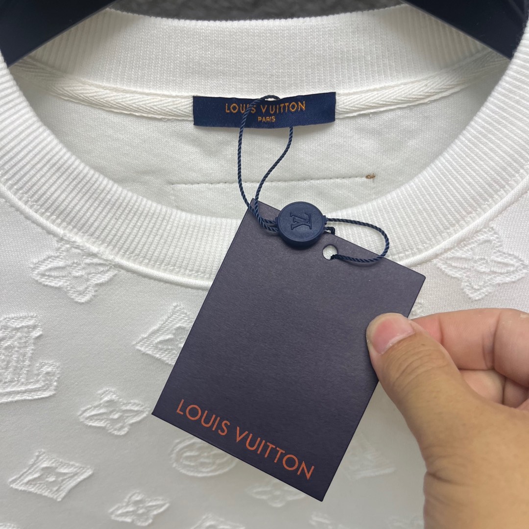 weigou_170998_6_9377b4ad44 P125 区别市面通货LV纯棉450克重工满身烧花工艺情侣款圆领卫 S M L XL XXL ✅本市场No.1的质量 真正天花板品质 ✅全部原版开发注意细节图 避免被盗图商家混发 ✅正确380克定织定染毛圈面料 柔软舒适 ✅正确进口材料绣花线 日本田岛万针重工刺绣机 字母清晰立体饱满 ✅螺纹定染无色差 超重工艺 区别市场通货 这里解释一下为什么我比别人贵一点, 1.看似是简单的印花或绣花 其实一点都不简单 10000%进口机还原 不是嘴上说 欢迎对比同行 2.每款均为公司出品 细节做工面料均和正品一致. 保证和专柜无色差. 复刻不可怕 谁假谁尴尬。复刻不丢人 复刻还买不到正确版本才丢人。 3.注意螺纹领口均为原领口 高包裹度 领口宽度和柜柜精确到毫米 厚领口不易变形 高档货领口孤独都是还原柜柜 区别世面大领口普通垃圾短袖印个印花 上身锁骨都漏出来 就敢自称高版本 麻烦长长心吧 买过正品或者见过正品的客户 再拿我家货 都会回头下单 这就是质量 这就是品质 4.不同款式水洗麦主麦包括进口麦的颜色与编码都不一样 真正还原柜台 众所周知 每个季度的领标上英文或者颜色都不一样 区别世面清一色通货主麦水洗麦的快餐货 5.注意做工 领口处针脚 无折叠 顺畅自然没重叠线 真正还原 这是多少人都做不到的 6.面料采用380克专用面料没人可以做的比我家更好 和市面上的普通版本真的没办法比 尊重一下 好歹也是正品几千元的东西 真的别去穿地摊货质量 7.做工全方位还原 包装全方位还原 成本巨高 8. 我在这里作出保证这是你能找到的最高品质 尺码:S-XXL (正确版本尺码很大)