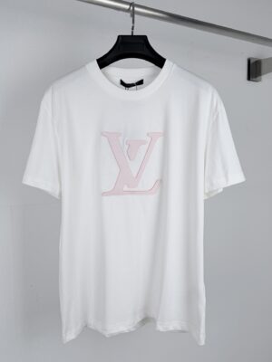 P105 【版本二】 LOUIS VUITTON 路易LV 26FW激光切割Logo标识短袖T恤 正品19350购入开发，32支精疏棉双股平纹布，配套罗纹，模版刺绣，面料酵洗，定制1：1皮标，定制1：1商标，合身版型 尺码：S M L XL