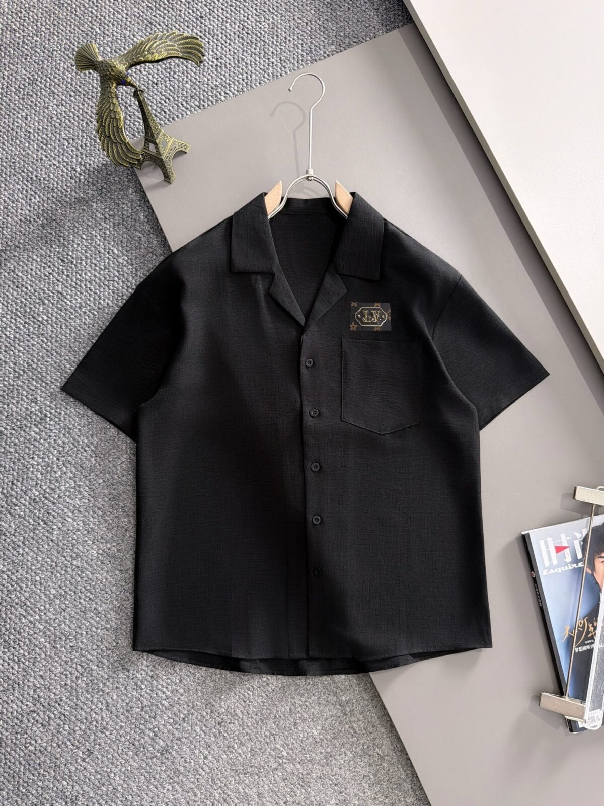 P150 LV古驰联名高品质26ss新款男款衬衫短袖T恤衫精梳棉质纱线纺棉布面料制作，出入专柜毫无压力 独家控原材料 掂起来手感份量十足，上身也比普通T更加有质感，这种质地能应对天气自如，冷热皆宜！宽松版型设计。 尺码：M到5XL