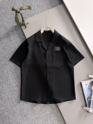 P150 LV古驰联名高品质26ss新款男款衬衫短袖T恤衫精梳棉质纱线纺棉布面料制作，出入专柜毫无压力 独家控原材料 掂起来手感份量十足，上身也比普通T更加有质感，这种质地能应对天气自如，冷热皆宜！宽松版型设计。 尺码：M到5XL