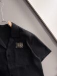 P150 LV古驰联名高品质26ss新款男款衬衫短袖T恤衫精梳棉质纱线纺棉布面料制作，出入专柜毫无压力 独家控原材料 掂起来手感份量十足，上身也比普通T更加有质感，这种质地能应对天气自如，冷热皆宜！宽松版型设计。 尺码：M到5XL