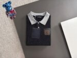 P150 高品质 LV 2026夏季新款男款短袖T恤 精梳棉质纱线针织纺棉布面料制作，纯棉的高克重特殊纱，掂起来手感份量十足，上身也比普通T更加有质感，这种质地能应对天气自如，冷热皆宜！ 胸前的图案采用立体刺绣工艺，参照原版一针一线完美出品！宽松版型设计，显高贵。 尺码：M到XXXL