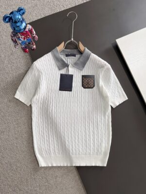 P150 高品质 LV 2026夏季新款男款短袖T恤 精梳棉质纱线针织纺棉布面料制作，纯棉的高克重特殊纱，掂起来手感份量十足，上身也比普通T更加有质感，这种质地能应对天气自如，冷热皆宜！ 胸前的图案采用立体刺绣工艺，参照原版一针一线完美出品！宽松版型设计，显高贵。 尺码：M到XXXL