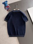 P150 高品质 LV 2026夏季新款男款短袖T恤 精梳棉质纱线针织纺棉布面料制作，纯棉的高克重特殊纱，掂起来手感份量十足，上身也比普通T更加有质感，这种质地能应对天气自如，冷热皆宜！ 胸前的图案采用立体刺绣工艺，参照原版一针一线完美出品！宽松版型设计，显高贵。 尺码：M到XXXL