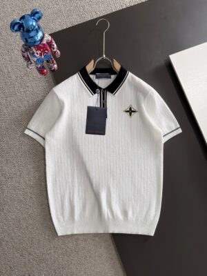 P150 高品质 LV 2026夏季新款男款短袖T恤 精梳棉质纱线针织纺棉布面料制作，纯棉的高克重特殊纱，掂起来手感份量十足，上身也比普通T更加有质感，这种质地能应对天气自如，冷热皆宜！ 胸前的图案采用立体刺绣工艺，参照原版一针一线完美出品！宽松版型设计，显高贵。 尺码：M到XXXL