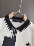 P150 高品质 LV 2026夏季新款男款短袖T恤 精梳棉质纱线针织纺棉布面料制作，纯棉的高克重特殊纱，掂起来手感份量十足，上身也比普通T更加有质感，这种质地能应对天气自如，冷热皆宜！ 胸前的图案采用立体刺绣工艺，参照原版一针一线完美出品！宽松版型设计，显高贵。 尺码：M到XXXL