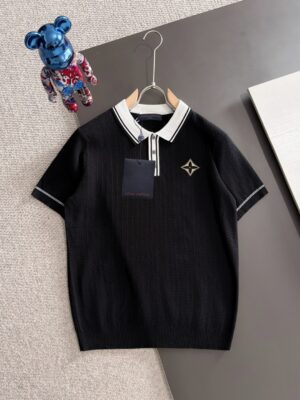 P150 高品质 LV 2026夏季新款男款短袖T恤 精梳棉质纱线针织纺棉布面料制作，纯棉的高克重特殊纱，掂起来手感份量十足，上身也比普通T更加有质感，这种质地能应对天气自如，冷热皆宜！ 胸前的图案采用立体刺绣工艺，参照原版一针一线完美出品！宽松版型设计，显高贵。 尺码：M到XXXL