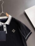 P150 高品质 LV 2026夏季新款男款短袖T恤 精梳棉质纱线针织纺棉布面料制作，纯棉的高克重特殊纱，掂起来手感份量十足，上身也比普通T更加有质感，这种质地能应对天气自如，冷热皆宜！ 胸前的图案采用立体刺绣工艺，参照原版一针一线完美出品！宽松版型设计，显高贵。 尺码：M到XXXL