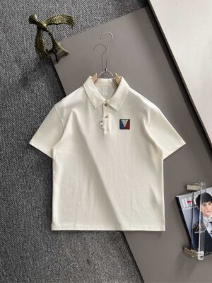 P150 LV高品质26ss新款男款短袖T恤衫精梳棉质纱线纺棉布面料制作，出入专柜毫无压力 独家控原材料 掂起来手感份量十足，上身也比普通T更加有质感，这种质地能应对天气自如，冷热皆宜！宽松版型设计。 尺码：M到4XL