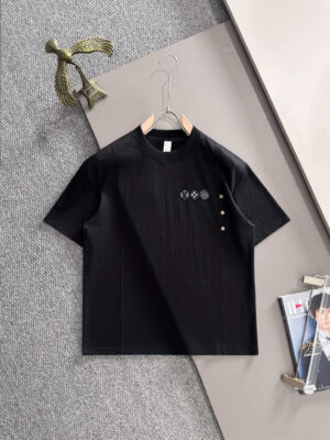P150 LV 高品质26ss新款男款短袖T恤衫精梳棉质纱线纺棉布面料制作，出入专柜毫无压力 独家控原材料 掂起来手感份量十足，上身也比普通T更加有质感，这种质地能应对天气自如，冷热皆宜！宽松版型设计。 尺码：M到4XL
