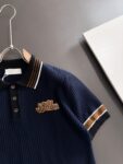 P150 高品质 LV 2026夏季新款男款短袖T恤 精梳棉质纱线针织纺棉布面料制作，纯棉的高克重特殊纱，掂起来手感份量十足，上身也比普通T更加有质感，这种质地能应对天气自如，冷热皆宜！ 胸前的图案采用立体刺绣工艺，参照原版一针一线完美出品！宽松版型设计，显高贵。 尺码：M到XXXL