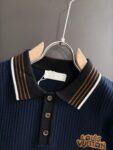 P150 高品质 LV 2026夏季新款男款短袖T恤 精梳棉质纱线针织纺棉布面料制作，纯棉的高克重特殊纱，掂起来手感份量十足，上身也比普通T更加有质感，这种质地能应对天气自如，冷热皆宜！ 胸前的图案采用立体刺绣工艺，参照原版一针一线完美出品！宽松版型设计，显高贵。 尺码：M到XXXL