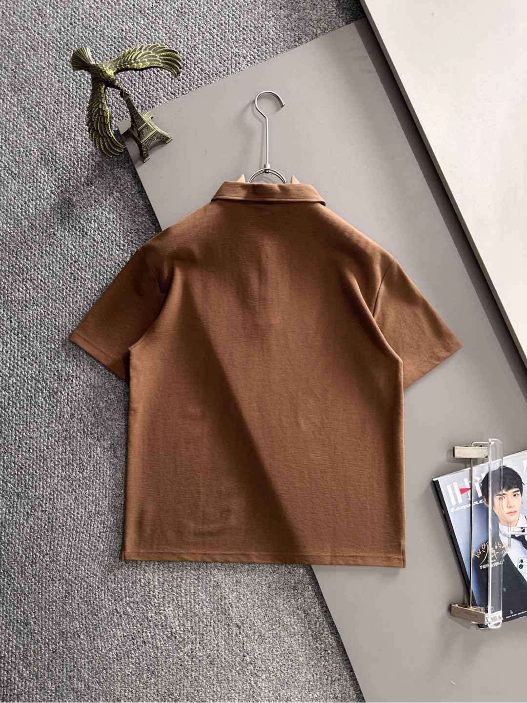 P150 LV高品质26ss新款男款短袖T恤衫精梳棉质纱线纺棉布面料制作，出入专柜毫无压力 独家控原材料 掂起来手感份量十足，上身也比普通T更加有质感，这种质地能应对天气自如，冷热皆宜！宽松版型设计。 尺码：M到4XL