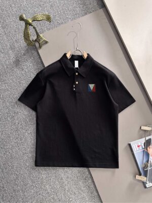 P150 LV高品质26ss新款男款短袖T恤衫精梳棉质纱线纺棉布面料制作，出入专柜毫无压力 独家控原材料 掂起来手感份量十足，上身也比普通T更加有质感，这种质地能应对天气自如，冷热皆宜！宽松版型设计。 尺码：M到4XL