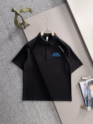 P150 LV高品质26ss新款男款短袖T恤衫精梳棉质纱线纺棉布面料制作，出入专柜毫无压力 独家控原材料 掂起来手感份量十足，上身也比普通T更加有质感，这种质地能应对天气自如，冷热皆宜！宽松版型设计。 尺码：M到4XL