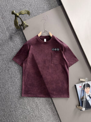 P150 LV高品质26ss新款男款短袖T恤衫精梳棉质纱线纺棉布面料制作，出入专柜毫无压力 独家控原材料 掂起来手感份量十足，上身也比普通T更加有质感，这种质地能应对天气自如，冷热皆宜！宽松版型设计。 尺码：M到4XL
