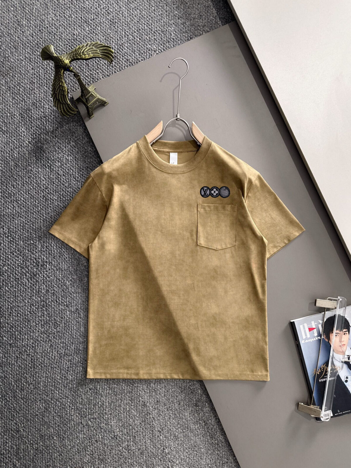 P150 LV高品质26ss新款男款短袖T恤衫精梳棉质纱线纺棉布面料制作，出入专柜毫无压力 独家控原材料 掂起来手感份量十足，上身也比普通T更加有质感，这种质地能应对天气自如，冷热皆宜！宽松版型设计。 尺码：M到4XL